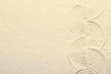 Zen kaya bahçesi. Bej kum üzerinde dalga deseni, üst görünüm