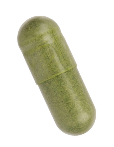 Одна капсула витамина изолирована на белом. Дополнение для здоровья