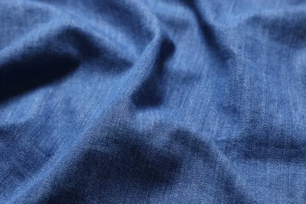 Arkaplan olarak mavi buruşuk kumaş dokusu, yakın plan