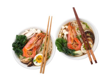 Karidesli, yumurtalı ve çubuklu ramen, beyaza izole edilmiş, üst manzara. Erişte çorbası.