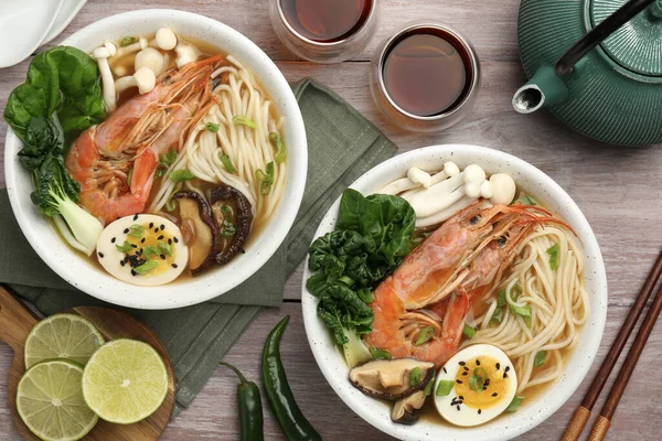 Tahta masada servis edilen karidesli leziz ramen. Erişte çorbası.