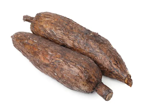 İki olgun manyok kökü beyaza izole edilmiş.