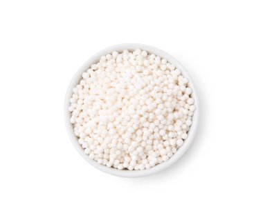 Tapyoka incileri beyaz bardakta izole, üst manzara