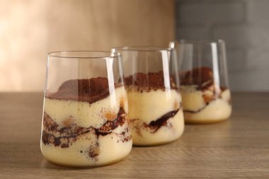 Ahşap masada gözlüklü nefis tiramisu, yakın plan.