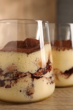 Ahşap masada gözlüklü nefis tiramisu, yakın plan.