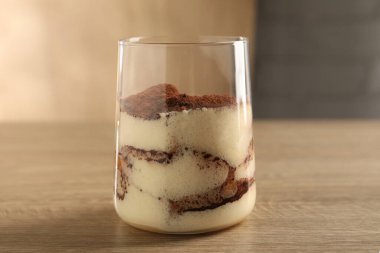 Ahşap masada cam içinde nefis tiramisu, yakın plan.