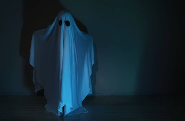 Ürkütücü hayalet. Renk ışığı ile kaplı kadın, metin için boşluk