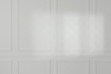 Beyaz duvardaki pencereden gelen ışık ve gölge