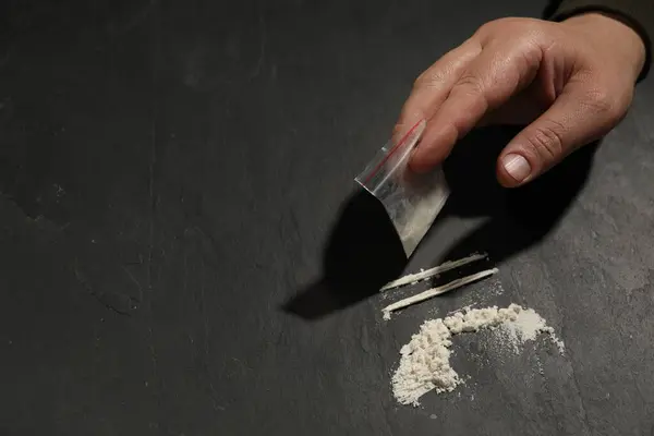 Drogadicción Hombre Con Cocaína Mesa Texturizada Gris Primer Plano Espacio —  Fotos de Stock
