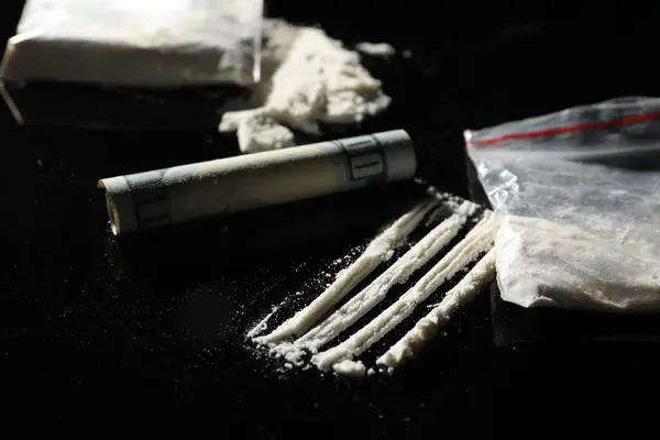 Drogadicción Billete Cocaína Dólar Enrollado Mesa Negra Primer Plano —  Fotos de Stock