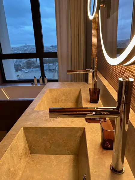 Moderne Wastafels Kranen Badkamer Van Het Hotel — Stockfoto