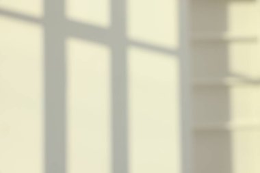 İçerideki duvardan gelen ışık ve gölgeler