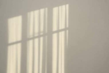 İçerideki duvardan gelen ışık ve gölgeler