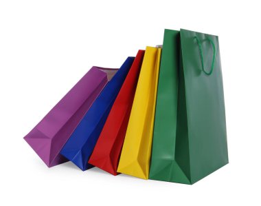 renkli Kağıt poşetler üzerinde beyaz izole