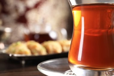 Geleneksel Türk çayı masada, yakın plan. Metin için boşluk