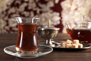 Ahşap masada geleneksel Türk çayı. Metin için boşluk