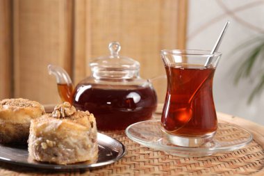 Geleneksel Türk çayı ve taze baklava hasır masada