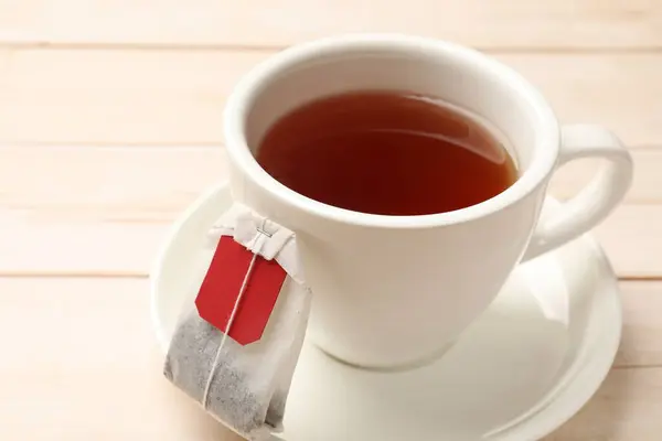 Çay Poşeti Bir Fincan Sıcak Içecek Açık Ahşap Masada Yakın — Stok fotoğraf