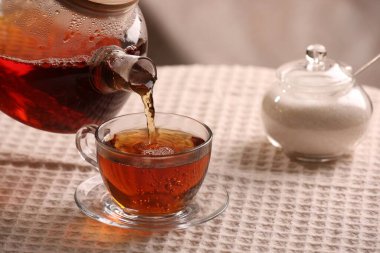 Masada fincana aromatik çay dök, yakın çekim.