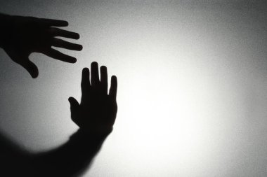 Camın arkasındaki hayalet silueti arka planda ışığa karşı, yakın plan. Metin için boşluk