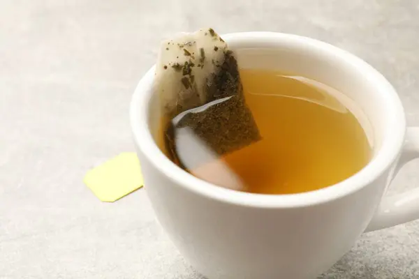 Τσάι Ζυθοποιίας Κύπελλο Τσάντα Τσάι Στο Τραπέζι Φως Closeup Χώρος — Φωτογραφία Αρχείου