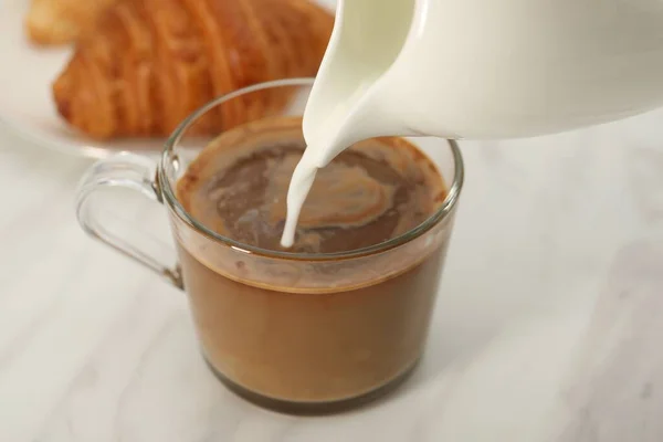 Melk Koffie Gieten Aan Witte Tafel Close — Stockfoto