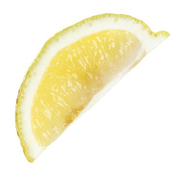 Beyaza izole edilmiş taze limon parçası.