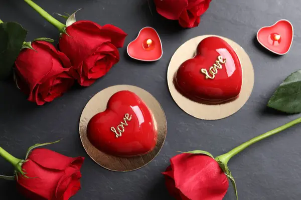 День Святого Валентина Вкусные Пирожные Форме Сердца Розы Свечи Черном — стоковое фото