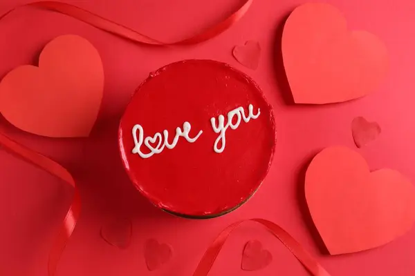 Bento Dort Textem Love You Stuha Papírové Srdce Červeném Stole — Stock fotografie