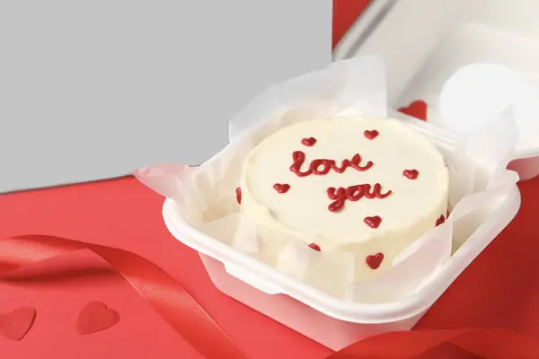 Smaklig Bento Tårta Med Kärlek Inskription Takeaway Förpackningar Rött Bord — Stockfoto