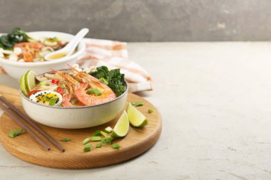 Karidesli lezzetli ramen, kasede yumurta ve açık dokulu masada çubuklar, mesaj için yer. Erişte çorbası.