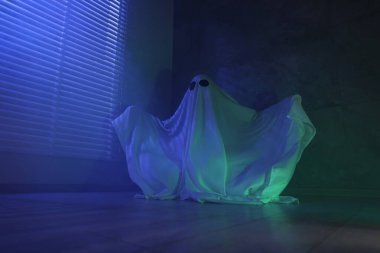 Ürkütücü hayalet. Pencerenin yanında, mavi ışıkla kaplanmış kadın.