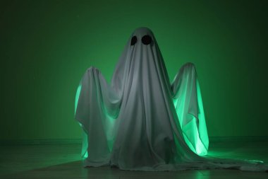 Ürkütücü hayalet. Yeşil ışıkla kaplanmış kadın