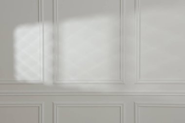 Beyaz duvardaki pencereden gelen ışık ve gölge