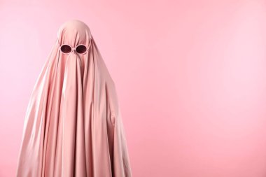 Göz kamaştırıcı hayalet. Pembe arka planda güneş gözlüklü kadın, metin için boşluk