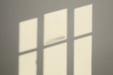 İçerideki duvardan gelen ışık ve gölgeler