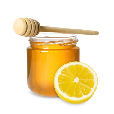 Bal cam kavanozda, limon ve balık beyazda izole edilmiş.