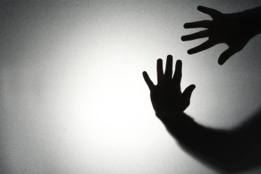 Camın arkasındaki hayalet silueti arka planda ışığa karşı, yakın plan. Metin için boşluk