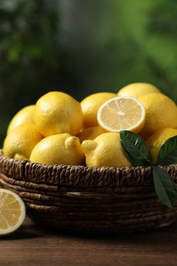 Tahta sepetin üzerinde taze limonlar.