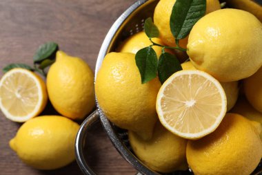 Taze limonlar ve yeşil yapraklar masanın üstünde.