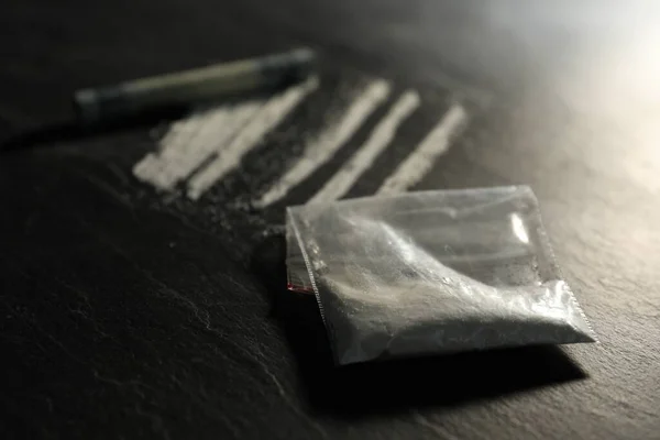 Drogadicción Bolsa Plástico Con Cocaína Billete Dólar Enrollado Mesa Texturizada —  Fotos de Stock