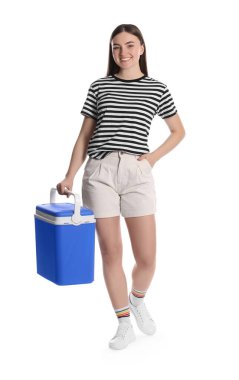 Beyaz tenli, plastik kutulu mutlu genç kadın.