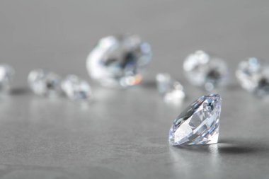 Gri masada güzel parlak elmas, metin için boşluk