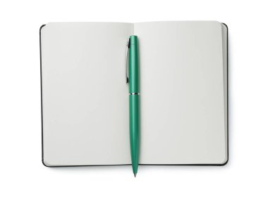 Boş sayfalar ve beyaz, üst görünümde izole edilmiş kalemle defteri aç