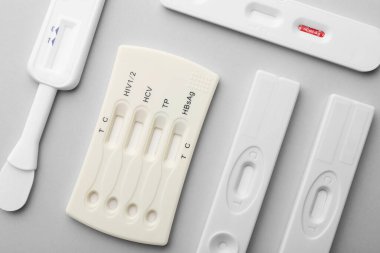 Açık gri arkaplan, düz yatış üzerinde farklı tek kullanımlık ekspres testler