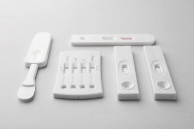 Açık gri arkaplan üzerinde farklı kullan-at ekspres testler