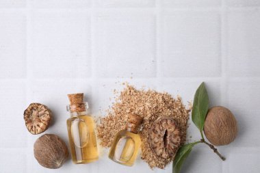 Nutmeg temel yağ ve fındıklar beyaz masada, düz yatıyordu.