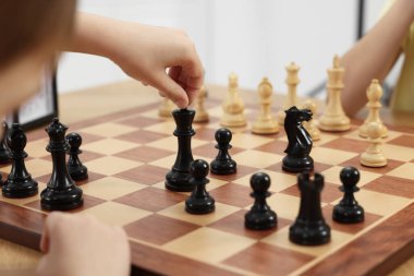 Evde satranç oynayan sevimli çocuklar, yakın plan.