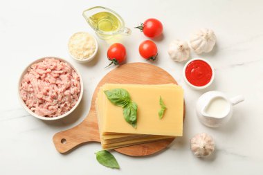 Lazanya malzemeleri beyaz mermer masa üzerinde, düz yatıyordu.