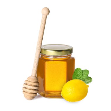 Bal cam kavanozda, limon ve balık beyazda izole edilmiş.